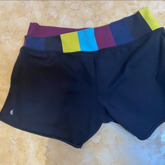 EUC Lululemon reversible shorts in black with multicolor waistband - Picture 2 of 4